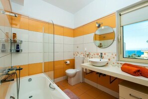 Haartrockner, Handtücher, Seife, Toilettenpapier
