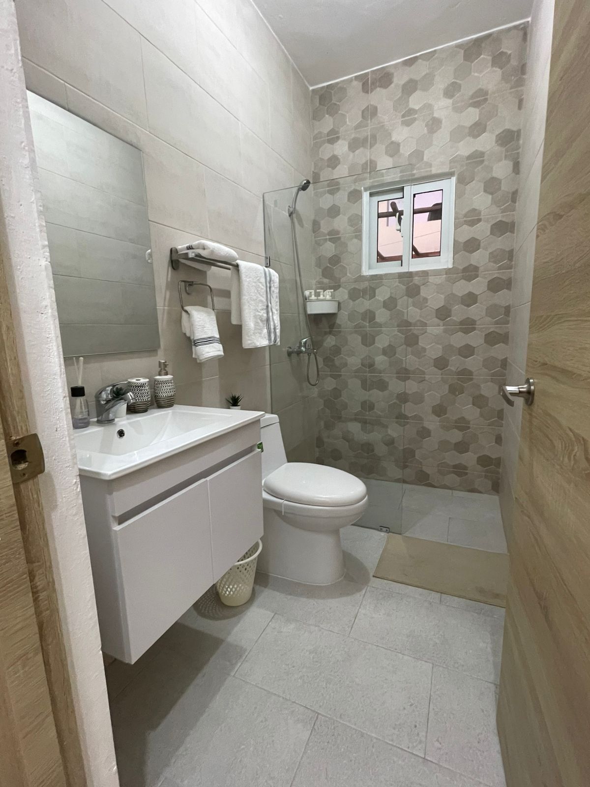 Douche, sèche-cheveux, serviettes fournies, savon