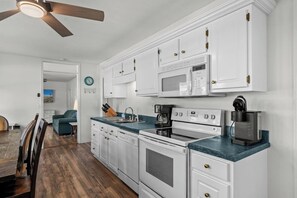 冷蔵庫、電子レンジ、オーブン、コンロ