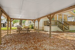 Outdoor dining - Ocean Escape, 4 Min to Beach and Pavilion with Grill! (Myrtle Beach)
