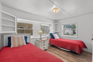 3 bedrooms, desk, iron/ironing board, WiFi - Ocean Escape, 4 Min to Beach and Pavilion with Grill! (Myrtle Beach)