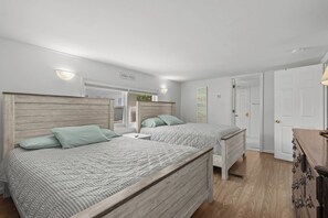 3 bedrooms, desk, iron/ironing board, WiFi - Ocean Escape, 4 Min to Beach and Pavilion with Grill! (Myrtle Beach)