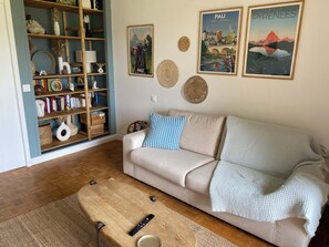 Una Smart TV, libros