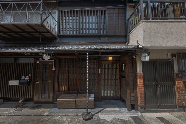 Unclassified image, 1 of 24, button