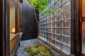 Unclassified image, 5 of 24, button