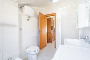 Hair dryer, towels, soap, toilet paper - 400 meters from metro A (Roma)