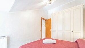 Makuuhuoneessa on suuri sänky, vaatekaappi ja patteri.