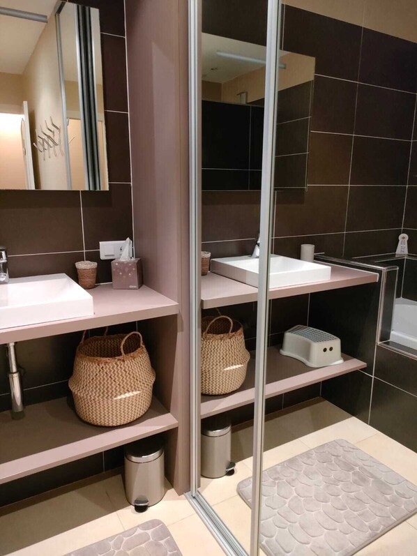 Haartrockner, Handtücher, Seife, Toilettenpapier
