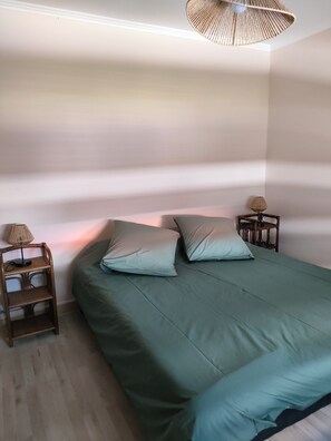 2 bedrooms, iron/ironing board, bed sheets
