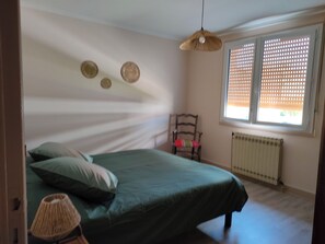 2 bedrooms, iron/ironing board, bed sheets - Family apartment 2 large bedrooms 350 meters from the beach - CV de Royan (Royan)