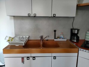 Micro-ondes, four, plaque de cuisson