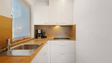 Frigorifero, microonde, piano cottura, lavastoviglie