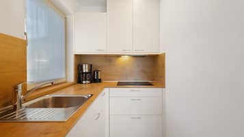 Réfrigérateur, micro-ondes, plaque de cuisson, lave-vaisselle