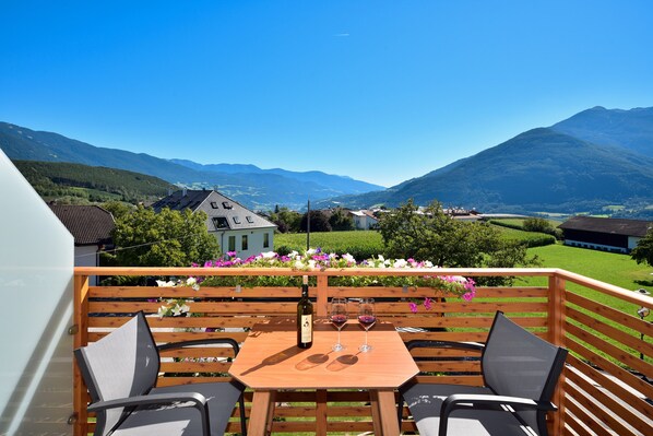 Outdoor dining - Apartment 'Sonnenblume' with Mountain View, Shared Garden and Wi-Fi (Rasa)