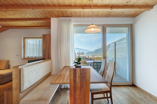 Ferienwohnung 'Sonnenblume' mit Bergblick, Gemeinschaftsgarten und Wi-Fi