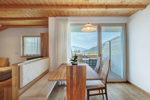 Dining - Apartment 'Sonnenblume' with Mountain View, Shared Garden and Wi-Fi (Rasa)