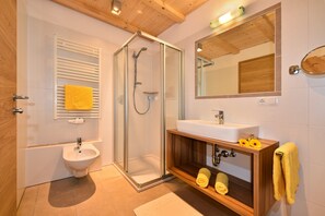 Een douche, een haardroger, handdoeken