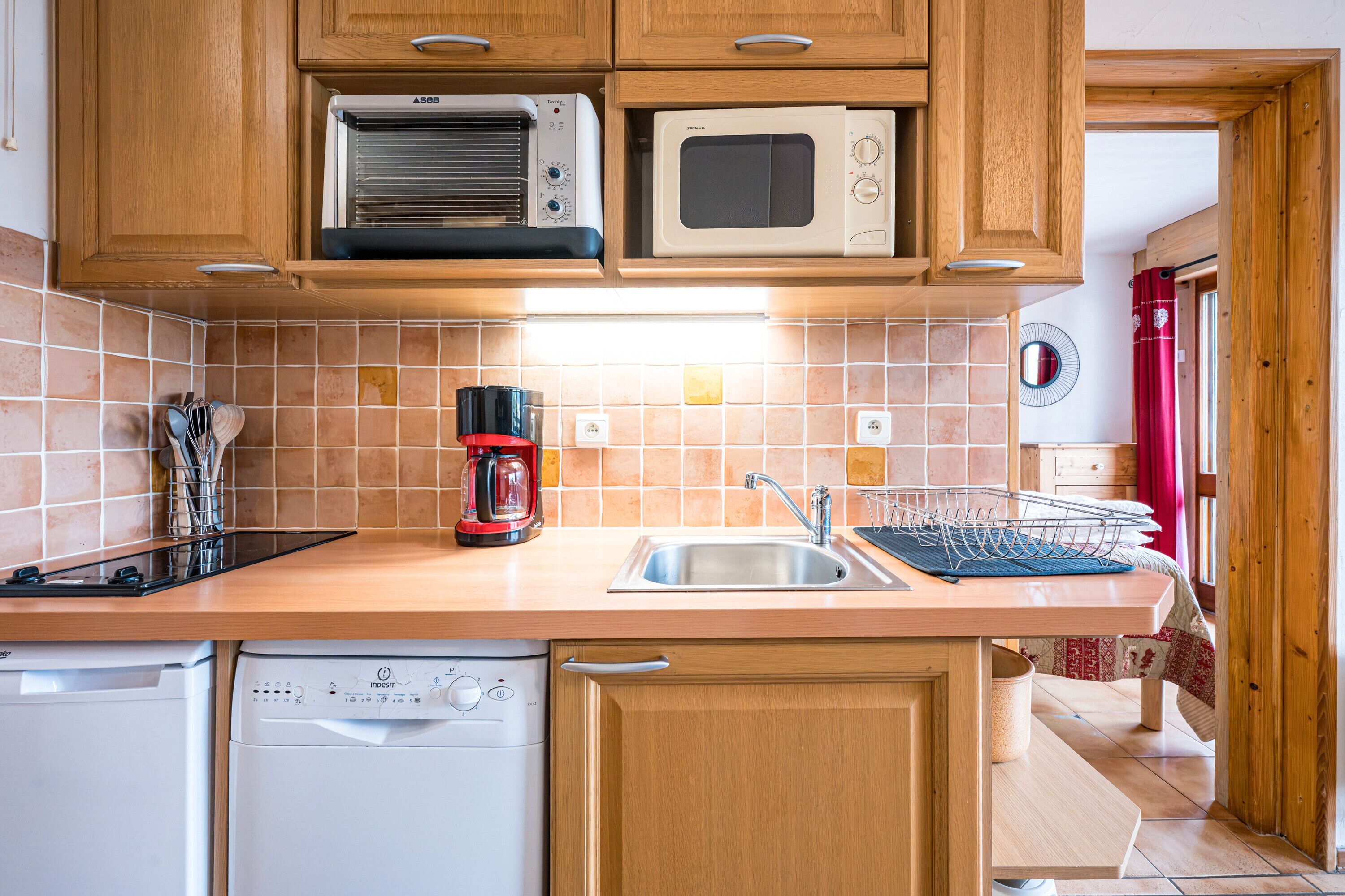 Jääkaappi, mikroaaltouuni, uuni, liesi