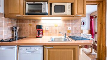 Refrigerador, microondas, horno, placa de cocina