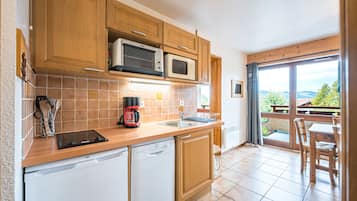 Refrigerador, microondas, horno, placa de cocina