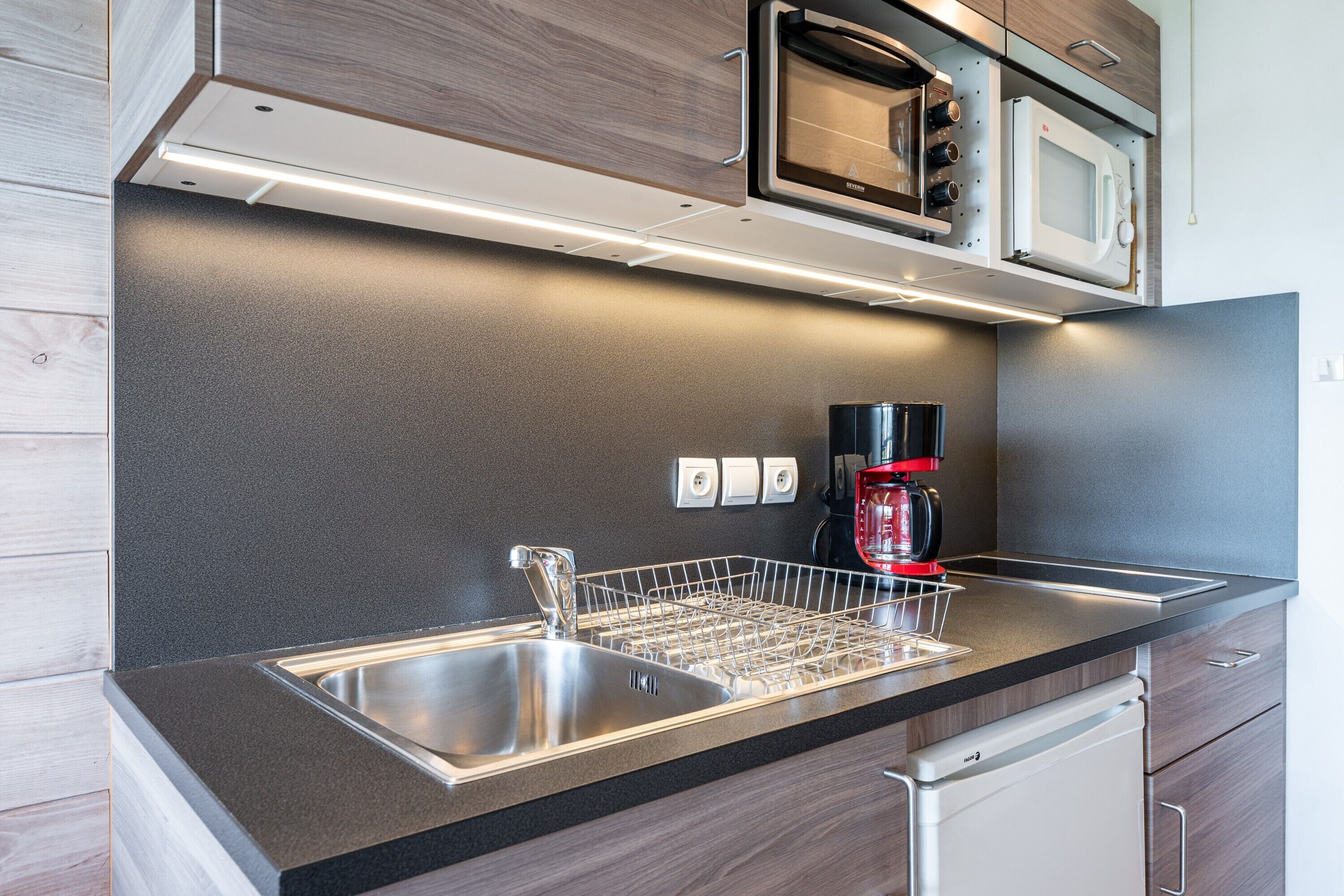 Kühlschrank, Mikrowelle, Ofen, Herdplatte