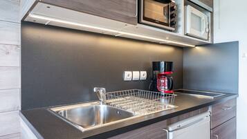 Kühlschrank, Mikrowelle, Ofen, Herdplatte