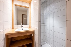 Douche, sèche-cheveux