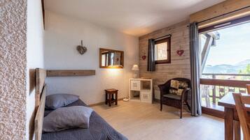 Iron/ironing board, free WiFi, bed sheets