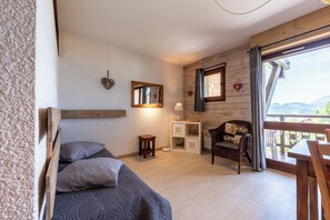 Iron/ironing board, free WiFi, bed sheets