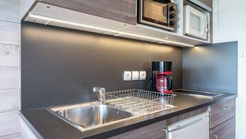 Refrigerador, microondas, horno, placa de cocina