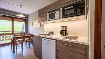 Køleskab, mikrobølgeovn, ovn, kogeplade