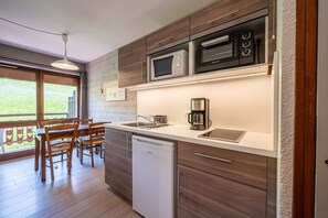 Jääkaappi, mikroaaltouuni, uuni, liesi