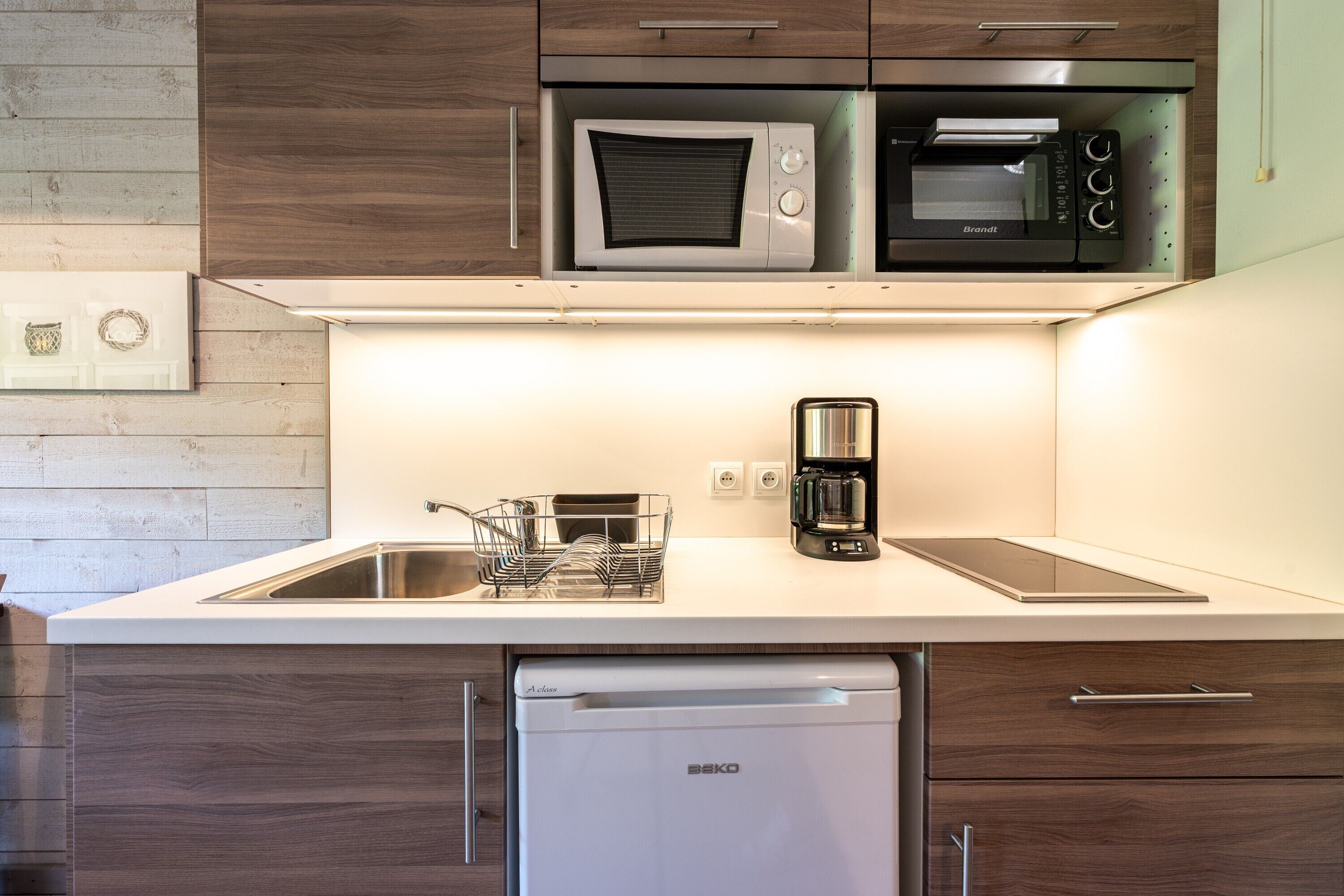 Køleskab, mikrobølgeovn, ovn, kogeplade