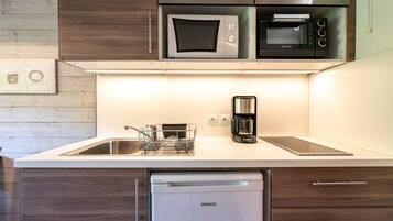 Køleskab, mikrobølgeovn, ovn, kogeplade