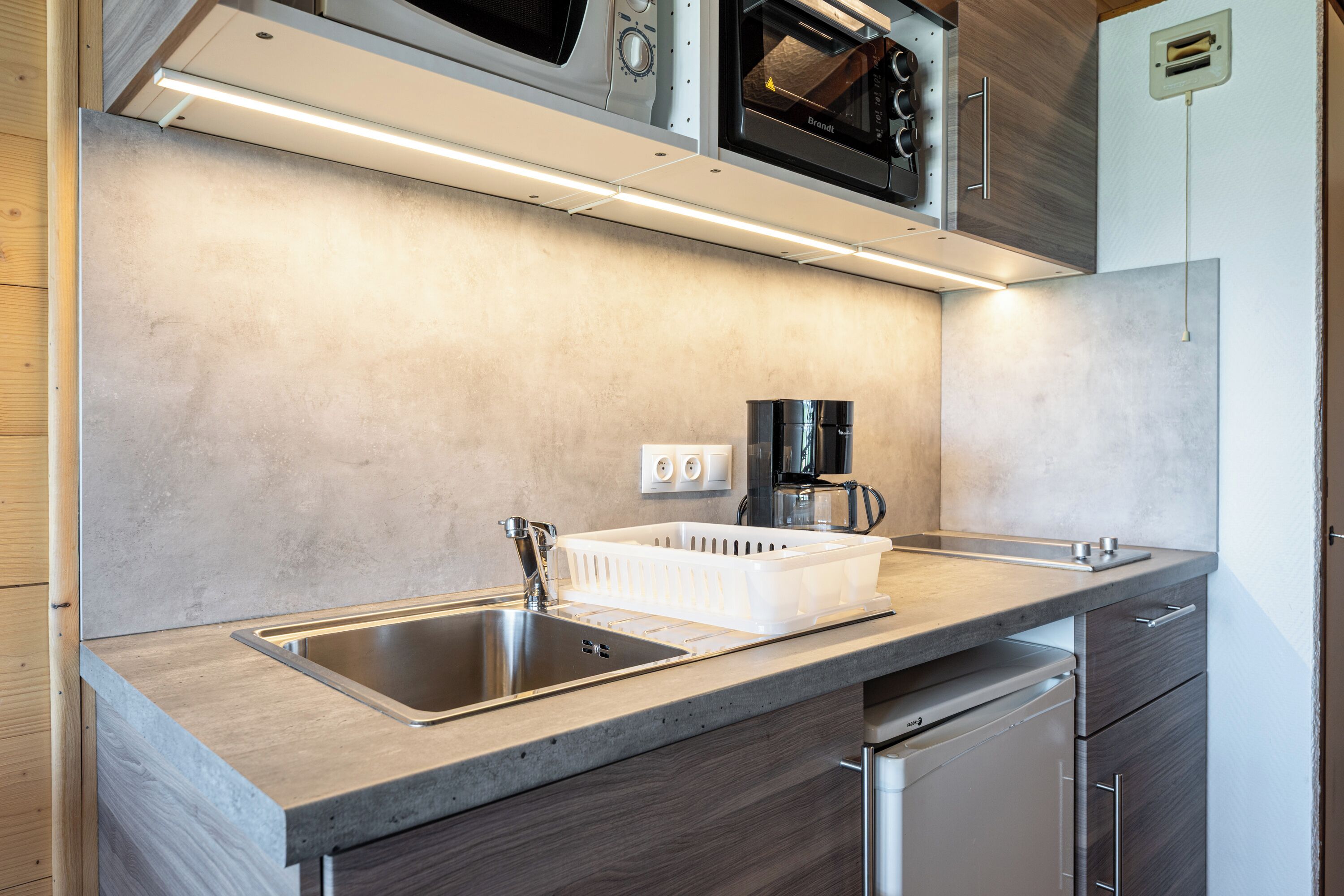 Refrigerador, microondas, horno y parrilla de estufa 