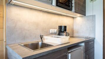 Køleskab, mikrobølgeovn, ovn, kogeplade