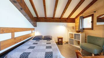 Tabla de planchar con plancha, wifi gratis y ropa de cama