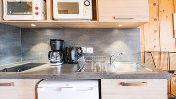 Køleskab, mikrobølgeovn, ovn, kogeplade