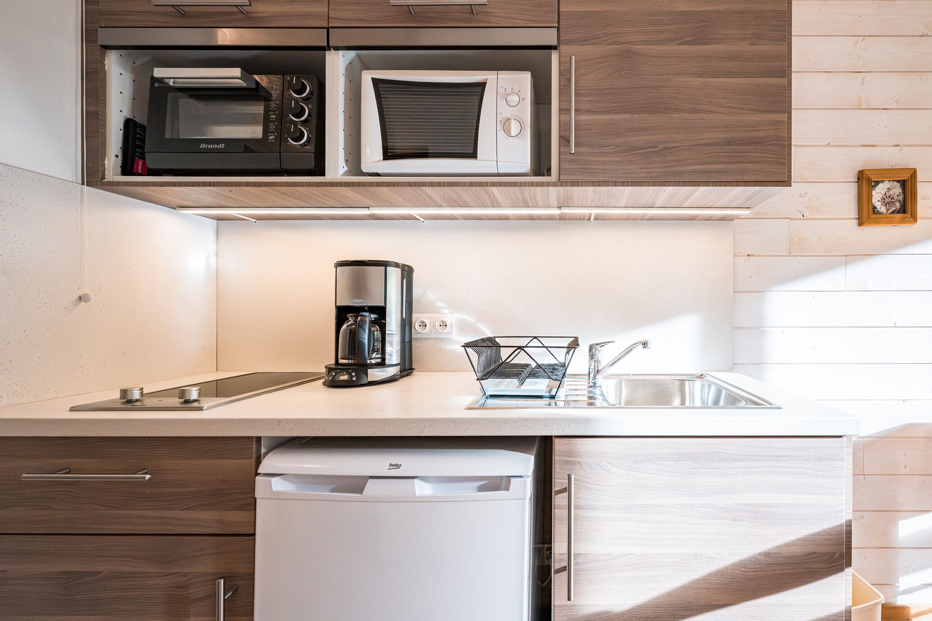 Mikrobølgeovn, ovn, kokeplater og kaffetrakter/tekoker