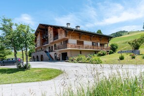 Exterior - Studio Apartment '3 - Le Rodhodendron' with Mountain View, Shared Garden and Wi-Fi (Cohennoz)