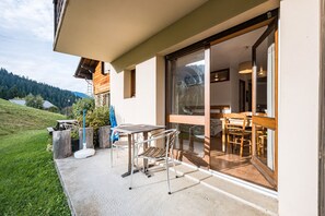 Outdoor dining - Studio Apartment '3 - Le Rodhodendron' with Mountain View, Shared Garden and Wi-Fi (Cohennoz)