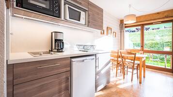 Mikrobølgeovn, ovn, kokeplater og kaffetrakter/tekoker