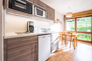 Microwave, oven, stovetop, coffee/tea maker