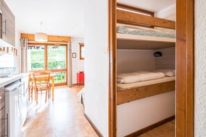 Iron/ironing board, free WiFi, bed sheets - Studio Apartment '3 - Le Rodhodendron' with Mountain View, Shared Garden and Wi-Fi (Cohennoz)