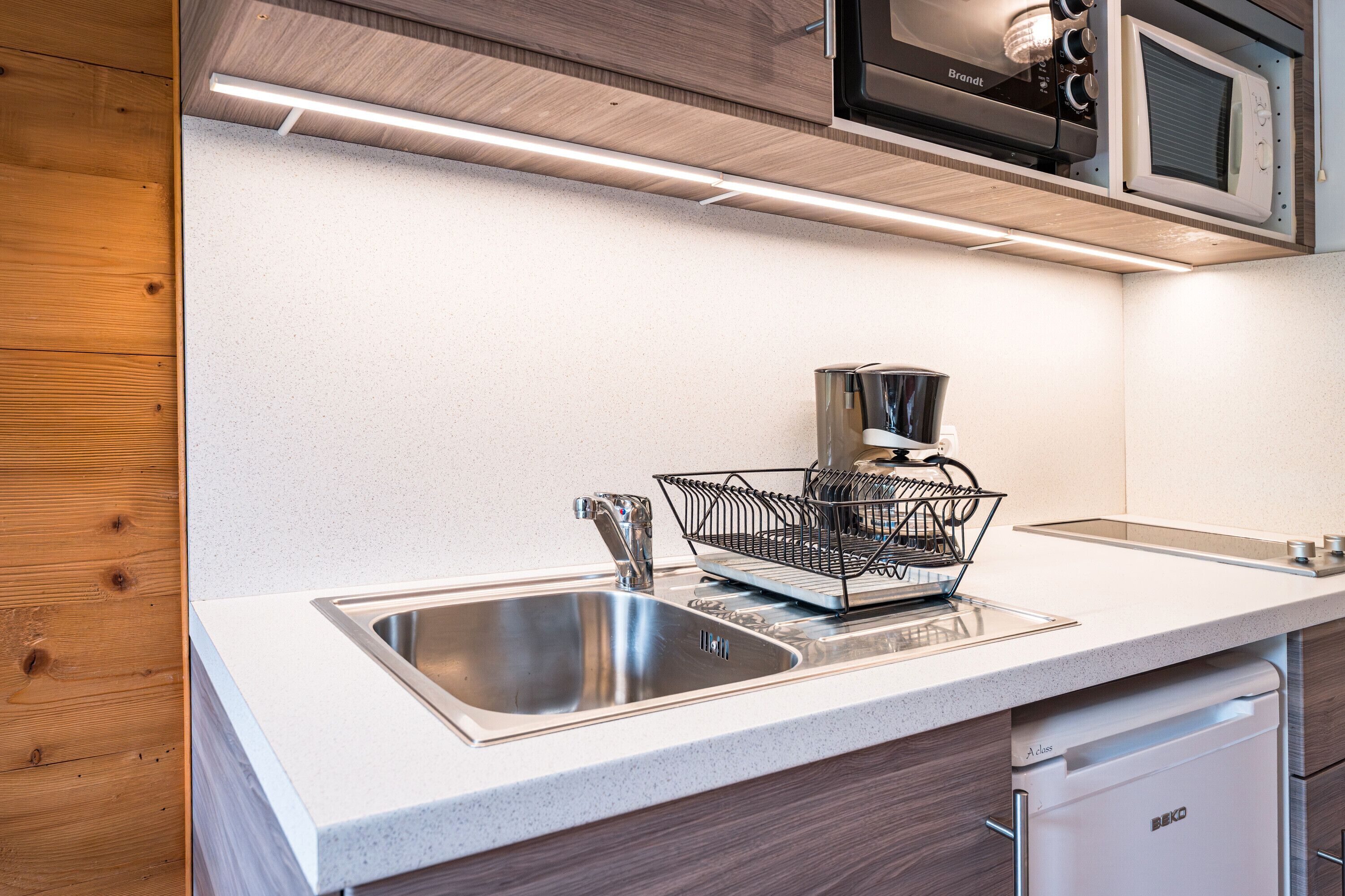 Kjøleskap, mikrobølgeovn, ovn og kokeplater