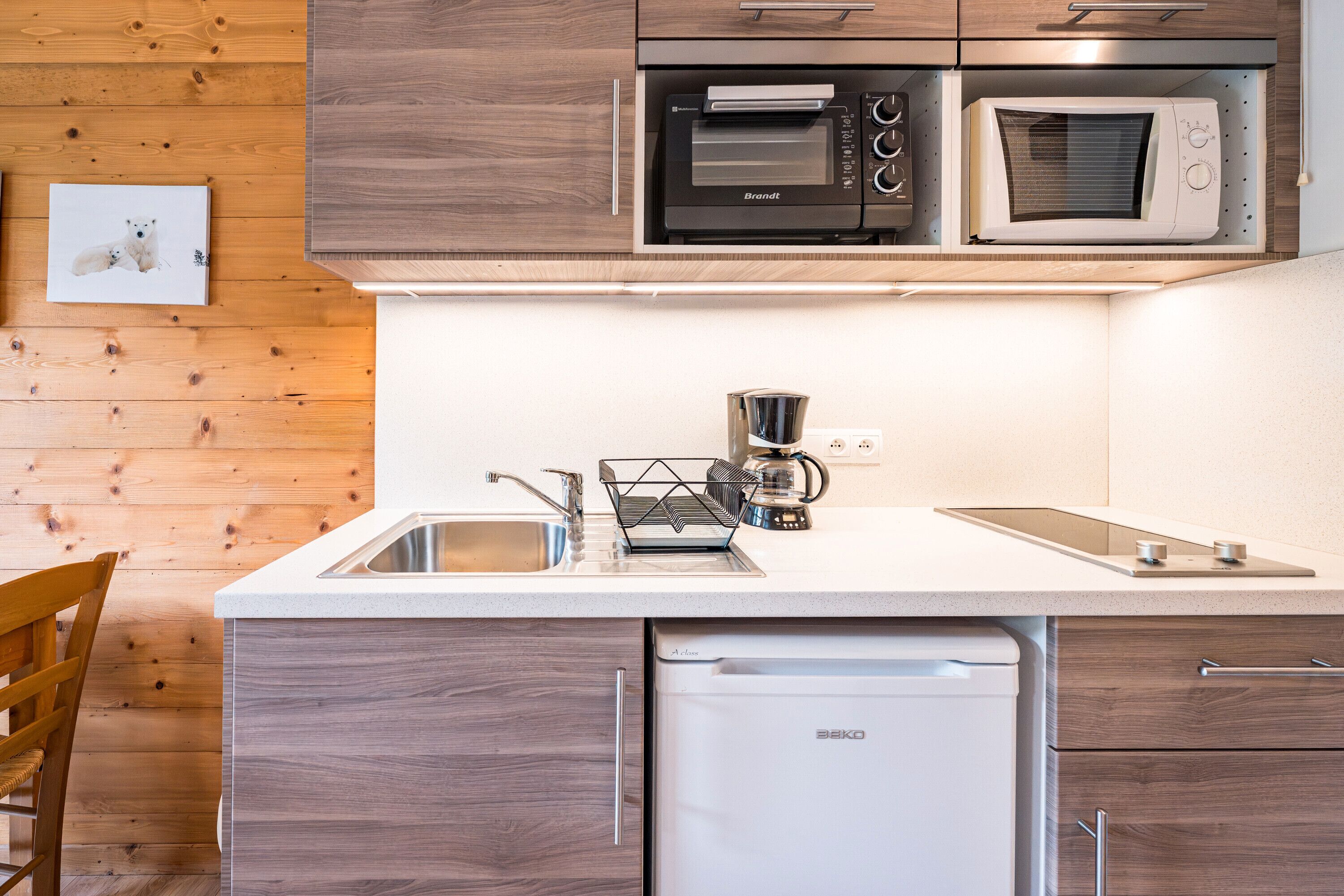 Kjøleskap, mikrobølgeovn, ovn og kokeplater