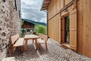 Outdoor dining - Chalet 'Wellness  Samer' with Mountain View, Private Terrace and Wi-Fi (Sarentino)