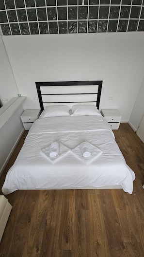 2 habitaciones, escritorio, tabla de planchar con plancha y wifi gratis 