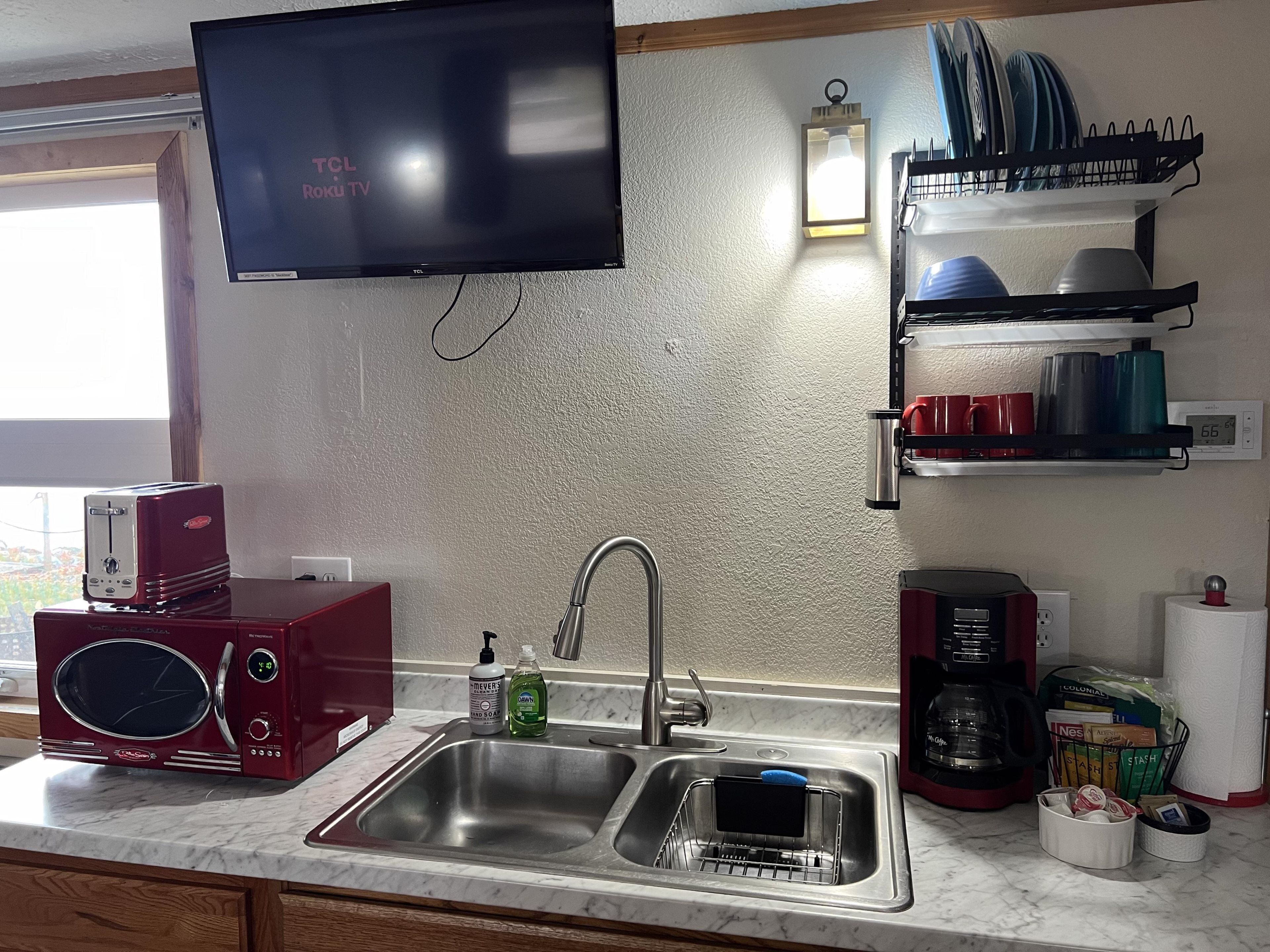 Réfrigérateur, micro-ondes, cafetière/bouilloire, grille-pain