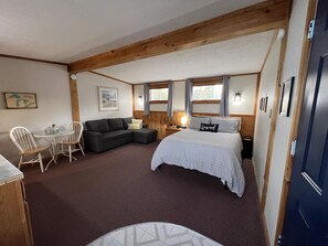 1 bedroom, WiFi, bed sheets - Studio On Lake Superior near Whitefish Point and Tahquamenon Falls (Paradise)